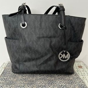 Michael Kors Leather shoulder Handbag. Silver hardware.